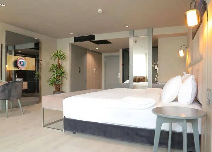 Pasaport Pier Hotell